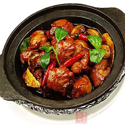 鸡腿600克、红辣椒1个、青辣椒1个、生姜1块、大蒜10瓣、香菜2棵