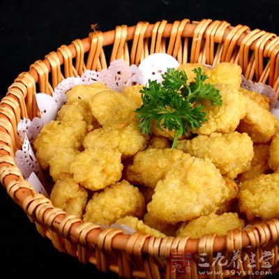 从水中取出鸡翅稍微滴水后再次放入面粉中均匀裹粉并轻轻按压,后轻轻抖掉多余的面粉待用。 从水中取出鸡翅稍微滴水后再次放入面粉中均匀裹粉并轻轻按压,后轻轻抖掉多余的面粉待用。