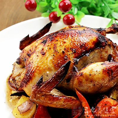 将三黄鸡洗净，去除鸡头、鸡颈、鸡爪、鸡屁股