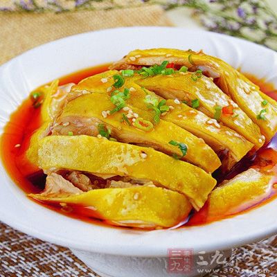 降温至8成热时，把油倒在辣椒末里浸泡