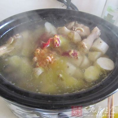 鲜淮山,胡萝卜都去皮,切成块状.