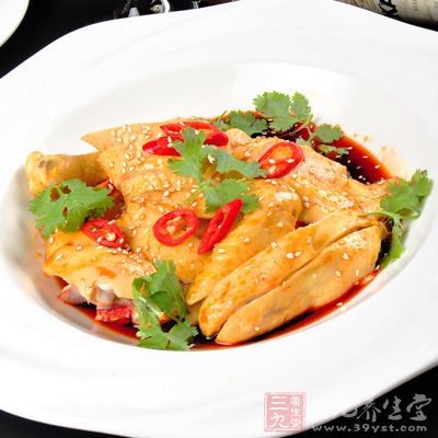 将酱油,盐,糖,醋混合两勺红油,搅拌均匀后,淋在鸡肉上面 将酱油,盐,糖,醋混合两勺红油,搅拌均匀后,淋在鸡肉上面