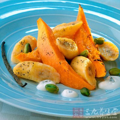 鸡胸肉肉纹平顺，用刀背将两面顶肉纹剁或用肉锤砸，使肉质更嫩