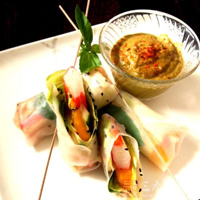 煎好的土豆片交叠摆入盘中，用绿色菜蔬点缀