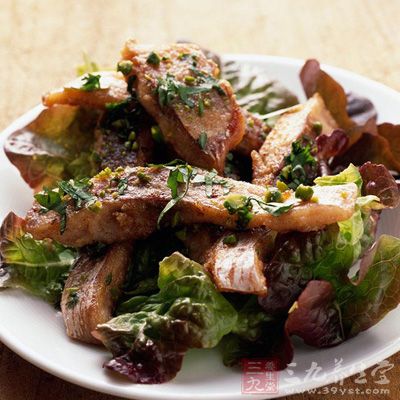 蒸熟的鸡肉卷冷却一下,待外皮稍干 蒸熟的鸡肉卷冷却一下,待外皮稍干