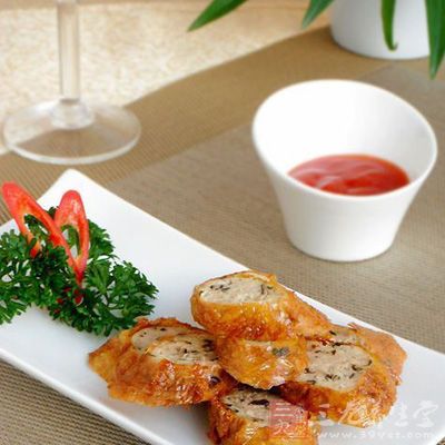 把马蹄、香菇、葱白、生姜,分别切成末,加入鸡肉里 把马蹄、香菇、葱白、生姜,分别切成末,加入鸡肉里