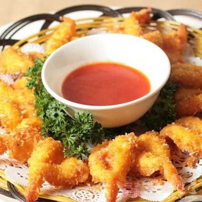 对虾洗净,去壳留尾,每只虾肉均从背脊割透1刀,剔去沙线,提起虾尾穿过割透的缝隙,拉成虾球生坯 对虾洗净,去壳留尾,每只虾肉均从背脊割透1刀,剔去沙线,提起虾尾穿过割透的缝隙,拉成虾球生坯