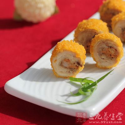 切成宽度相同的小卷, 摆放在盘中 切成宽度相同的小卷, 摆放在盘中