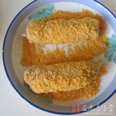 准备好原材料：鸡腿、红萝卜、肉馅和姜