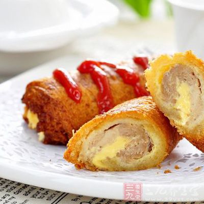 将淀粉、鸡蛋和面包糠分装在三个盘子内准备好 将淀粉、鸡蛋和面包糠分装在三个盘子内准备好