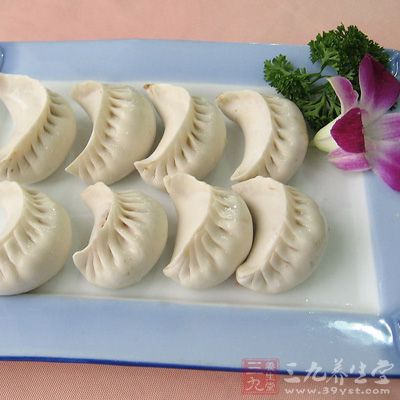 加入馅,包成小饺子待用 加入馅,包成小饺子待用