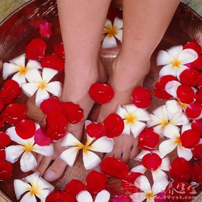 大寒时节,除了做到早睡晚起,防寒防风外,好养成睡前洗脚的好习惯 大寒时节,除了做到早睡晚起,防寒防风外,好养成睡前洗脚的好习惯