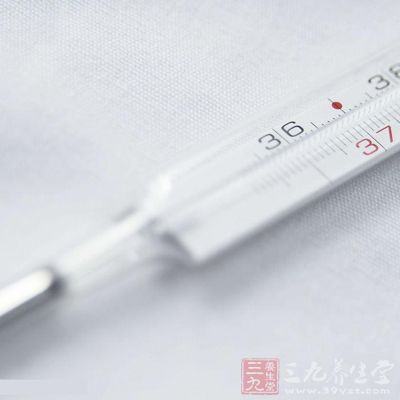 一般只有低热，无寒战，化脓性阑尾炎一般亦不超过38℃