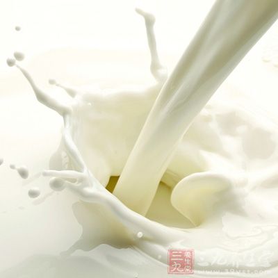 多饮豆浆、牛奶，多吃萝卜、青菜