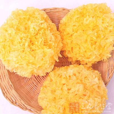 应该多吃一些滋阴润燥的食物,如银耳 应该多吃一些滋阴润燥的食物,如银耳