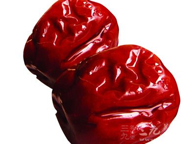 皮肤过于白晳,可能是气血欠亏所致。改善这一症状,可以将红枣、花生米用温水浸泡后,用小火煮熟 皮肤过于白晳,可能是气血欠亏所致。改善这一症状,可以将红枣、花生米用温水浸泡后,用小火煮熟