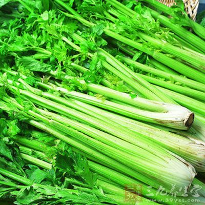 将家里的鲜芹菜两斤洗净切碎榨汁,当茶喝 将家里的鲜芹菜两斤洗净切碎榨汁,当茶喝