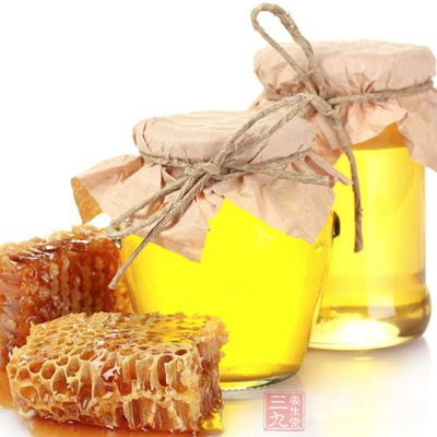 女人喝蜂蜜水的好处还包括增强身体免疫力和提高抵抗力