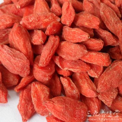 将枸杞子洗净泡软