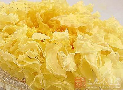 银耳10克，鸡肝100克，枸杞子8克