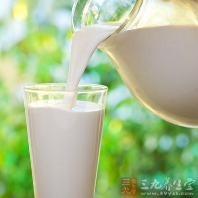 如牛奶、豆浆、蛋花汤、鸡蛋羹等含优质蛋白高的食物