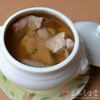 饮食上应避免摄取含肌酸、嘌吟碱等物质丰富的猪肉汤