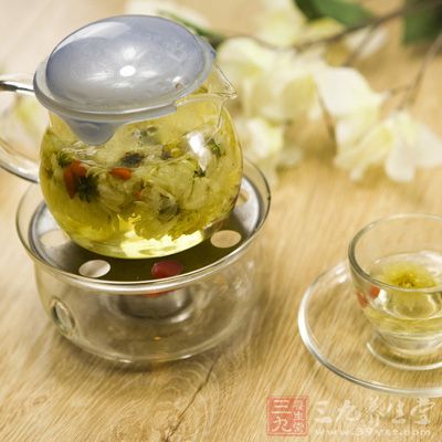 “肝開竅于目”所以除了飲枸杞茶、菊花茶以外，可以用茶水洗眼睛