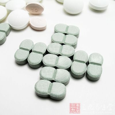 各种免疫抑制药物如肾上腺皮质激素、抗代谢药、抗肿瘤药以及放射治疗等可削弱细胞或体液免疫