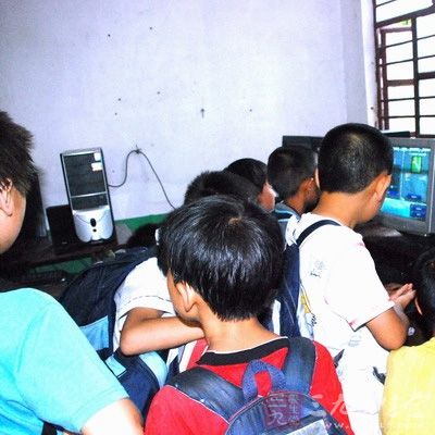 六岁男孩网瘾发作像毒瘾 为借手机学狗叫
