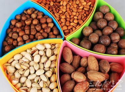 1/2杯干果含有超过100卡路里的热量 1/2杯干果含有超过100卡路里的热量