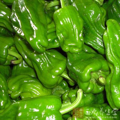 青椒含有丰富的维生素，糖类、纤维质、钙、磷、铁等营养素
