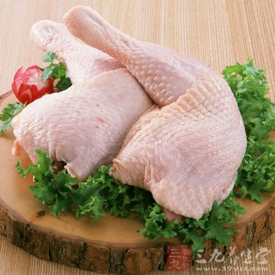 将鸡肉辗成块状 将鸡肉辗成块状