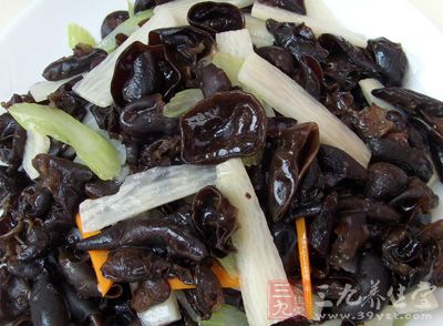 红枣15枚,白木耳15克,黑木耳15克 红枣15枚,白木耳15克,黑木耳15克