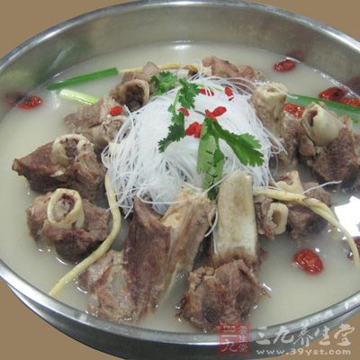 骨頭營(yíng)養(yǎng)勝過肉。在顯微鏡下，一層以鈣為主組成的管壁里，有無數(shù)海綿狀的細(xì)孔，這里儲(chǔ)藏著豐富的營(yíng)養(yǎng)