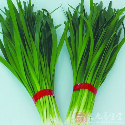 韭菜切段、胡萝卜切丝 韭菜切段、胡萝卜切丝