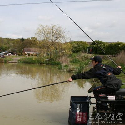 春季钓鲫鱼选位总的原则：浅