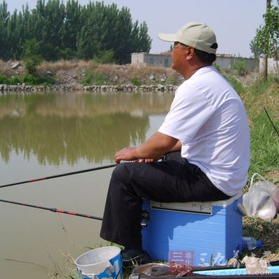 中鱼后就是鱼钻进水草