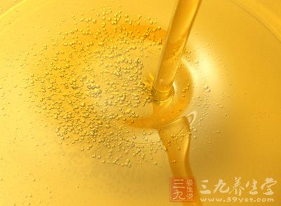 玉米油又叫粟米油、玉米胚芽油，它是从玉米胚芽中提炼出的油