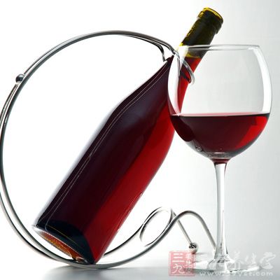 吃肉时喝杯红酒