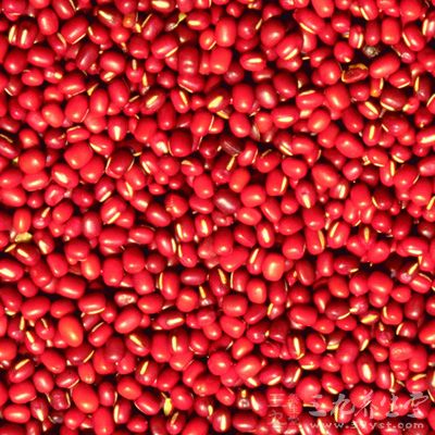 将新鲜的花生叶子、红豆、蜂蜜准备好