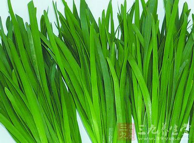 韭菜中含有植物性芳香挥发油，具有增进食欲的作用
