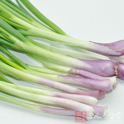 大葱富含维生素C,有舒张小血管,促进血液循环的作用 大葱富含维生素C,有舒张小血管,促进血液循环的作用