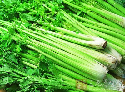 嫩公鸡250克，芹菜75克