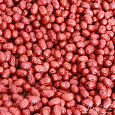 大枣富含蛋白质、糖、维生素C、钙、磷、铁等有益物质 大枣富含蛋白质、糖、维生素C、钙、磷、铁等有益物质