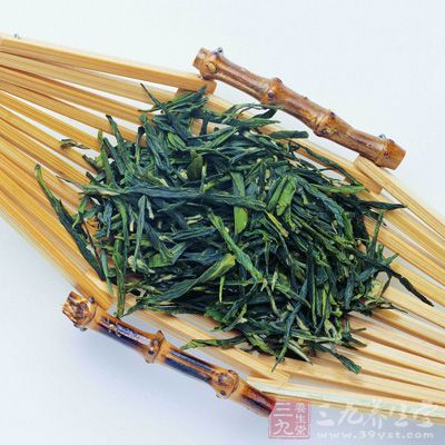 霉變茶色呆滯，舌根味苦而重，香與味均有霉氣，泡水不易展開