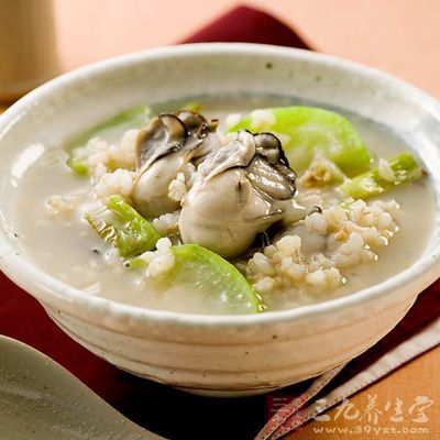 传统膳食中的首乌粳米粥方，具有补气血、悦肤色、益肝肾之功效