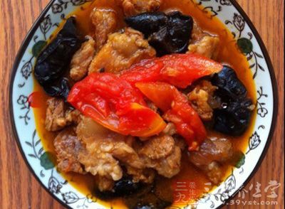 祛斑方法二：木耳番茄鸡块