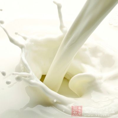 牛奶中含有较多的钙,也可降低人体对胆固醇的吸收 牛奶中含有较多的钙,也可降低人体对胆固醇的吸收