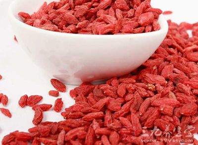 枸杞泡水是其中一个非常简单的吃法