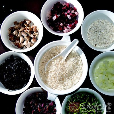 饮食上“小寒”节气中就有一重要的民俗就是吃“腊八粥” 饮食上“小寒”节气中就有一重要的民俗就是吃“腊八粥”